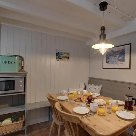 3 Bed In Robin Hoods Bay Oc-r041 *