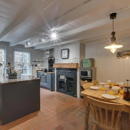 3 Bed In Robin Hoods Bay Oc-r041 Robin Hood's Bay