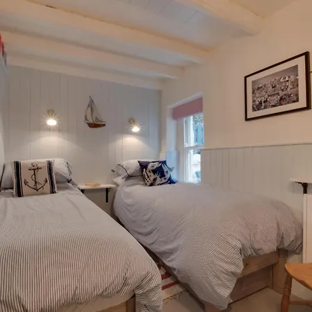 3 Bed In Robin Hoods Bay Oc-r041 *